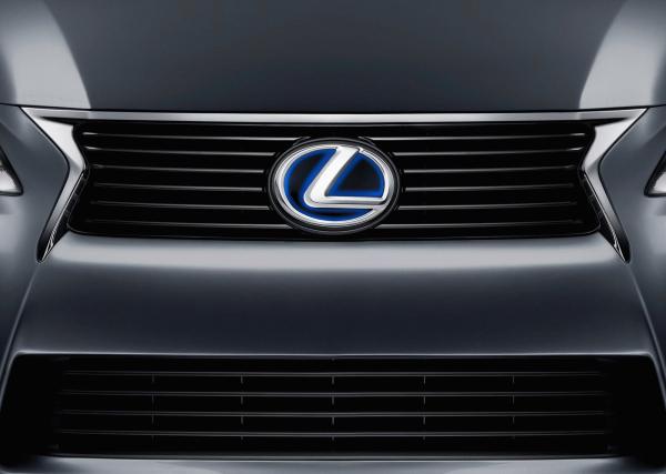 Lexus-emblem-on-GS350.jpg