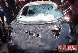 Peeved Lamborghini owner destroys car with sledgehammer, others help-smashed-lambo34.jpg