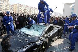 Angry chinese business man gets coworkers to destroy his lambo!-1703_car6_gl.jpg