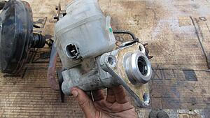 How a Brake Booster and Master Cylinder Work-f2yj5r6.jpg
