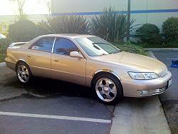 1998 Lexus ES 300-passsideangle.jpg