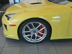 I saw the beast !!!!!!! Bright yellow Lexus LFA-294618_236564989712256_100000762696587_602814_4405966_n.jpg