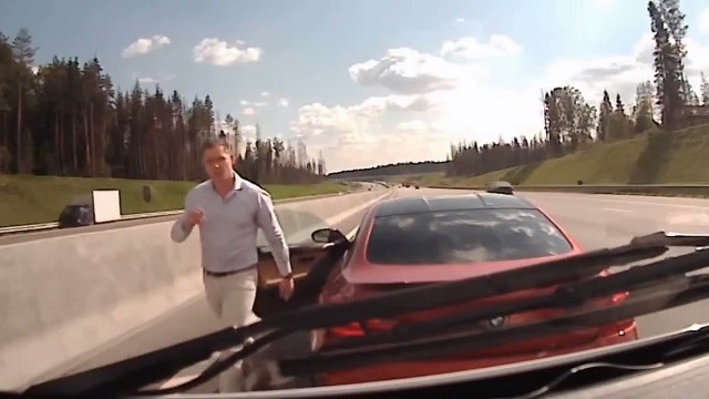 Russian Idiot in M6 Stops Ambulance on Busy Highway