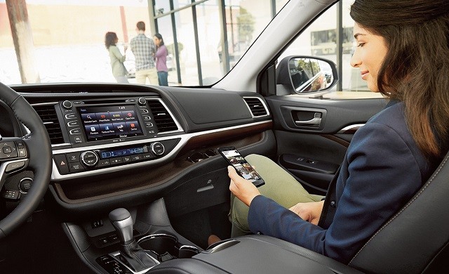 Toyota to Adopt Ford SmartDeviceLink Tech