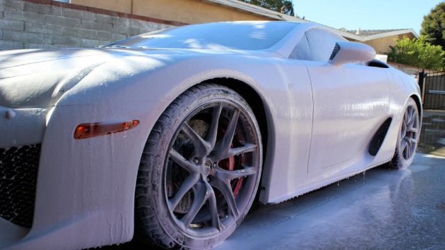 5 Oddly Satisfying Pictures of Lexuses Getting Washed