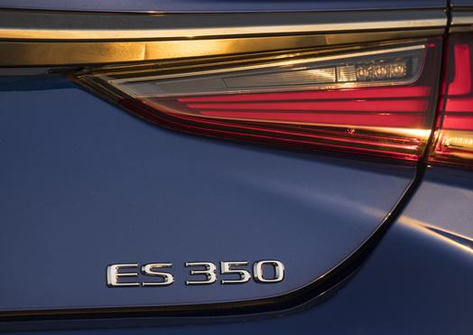 2019 Lexus ES 350 badging