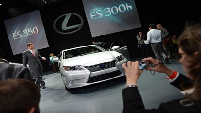 Lexus ES: Hybrid vs Gas Specs